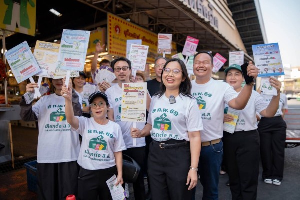 ผอ.กกต.ปทุมฯ เดินรณรงค์ให้ประชาชนออกไปใช้สิทธิ์เลือกตั้ง 8 ก.พ. นี้