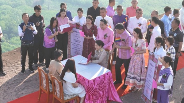 ชื่นมื่นวาเลนไทน์ 12 คู่รัก จดทะเบียนสมรสบน “หินสามวาฬ” นักวิ่งกว่า 1,000 คน ร่วมกิจกรรม “วิ่งขึ้นภูดูหินสามวาฬ”