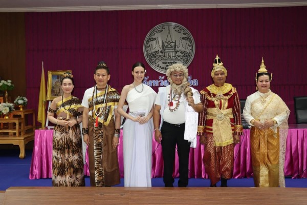 ไปอยู่ที่ไหนก็สร้างสีสันและรอยยิ้มให้กับพื้นที่นั้นเสมอ สำหรับผู้ว่าราชการจังหวัดร้อยเอ็ด ซึ่งครั้งดำรงตำแหน่งรองผู้ว่าราชการจังหวัดเพชรบูรณ์ ก็เคยสร้างบรรยากาศผ่อนคลายในกิจกรรมภาครัฐมาแล้วหลายครั้ง