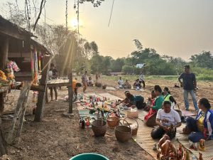 ชัยภูมิชาวบ้านแห่นำเครื่องเซ่นไหว้ตาปู่บ้านขอพรพร้อมขอฝนและโชคลาภตามความเชื่อที่ทำมาจากรุ่นสู่รุ่น