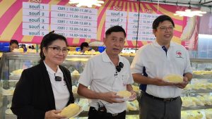 สถานีทุเรียนไอยรา ร่วมกับ สมาคมส่งเสริมธุรกิจท่องเที่ยวปทุมธานี จัดงาน “มหกรรมบุฟเฟ่ต์ทุเรียน @ สถานีทุเรียนไอยรา” กระตุ้นเศรษฐกิจและส่งเสริมการท่องเที่ยวจังหวัดปทุมธานี