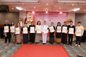 จังหวัดอุตรดิตถ์จัดพิธีมอบแบบลายผ้าพระราชทาน “ลายขอสมเด็จฯ เจ้าฟ้าฯ” และ “ลายบุปผาบรมราชินีนาถ” เพื่อสืบสานภูมิปัญญาผ้าไทยและยกระดับผลิตภัณฑ์ OTOP ตามพระดำริสมเด็จพระเจ้าลูกเธอ เจ้าฟ้าสิริวัณณวรี นารีรัตนราชกัญญา