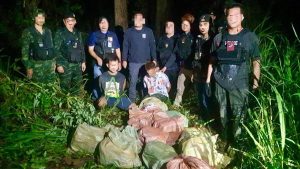 นบ.ยส.35 ร่วม บก.ตชด.ภาค 3 แถลงผลสกัดจับขบวนการลำเลียงยาเสพติด ยึดยาบ้ากว่า 1.9 ล้านเม็ด ในพื้นที่ อ.แม่แตง จ.เชียงใหม่