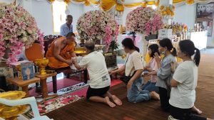 ปทุมธานี คนดวงเฮงแค่มาเยี่ยมลูกสาวไอ้ไข่วัดบึงบาดลแวะขอพรครั้งแรกปังเลย พ่อปูแม่ย่าฯให้โชค 2 ครั้งติดให้ลูกค้าแน่นร้านทุกวัน