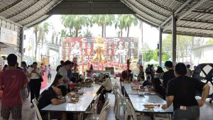 ปทุมธานี สาวใหญ่แก้บนข้าวสาร 12 ถุงขอพร 4 วันขายบ้านได้ล้านกว่า แถมให้โชค 2 งวดติด หนุ่มเฮงยกแก๊งขอครั้งแรกท้าวเวสฯให้เกือบ 6 หมื่นบาททุกคน ถวายหัวหมู 3 หัวแก้บน