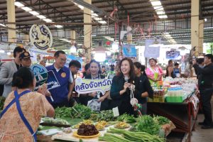 สกลนคร ผวจ.ลงตลาดชวนแม่ค้าร่วม ไทยช่วยไทยพลัส 60/40 หนุนเศรษฐกิจชุมชน เพิ่มโอกาสสร้างรายได้