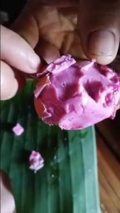 แม่สะเรียงบูรณาการเร่งตรวจสอบกรณีไข่ไก่เปลี่ยนสีเป็นแดงชมพู หวั่นเป็นไข่ปลอม
