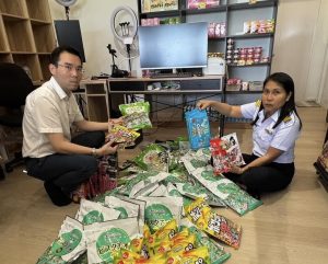 สุรินทร์-“ศุลกากรช่องจอม“ ปูพรมจับ “ขนม – เครื่องดื่ม ตปท.เถื่อน” กลางโคราช ตะลึงแอบทยอยลักลอบนำเข้า แถม “ไร้ อย.” และใกล้หมดอายุ !!