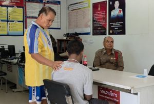 สุรินทร์-คลิปหนุ่มคลั่งถือมีดหมอไสย์ศาสตร์บุกบ้านผู้ช่วย ผญบ.ตำรวจตรวจฉี่เอาน้ำเปล่ามาให้ตรวจ รับเสพยามา