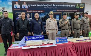 สุรินทร์ – เปิดคลิปตำรวจชุดสืบสวนเมือง ปฏิบัติการไล่ล่าชาร์จ 2 นักบินระทึกกลางเมืองห่างโรงพัก 80เมตรพร้อมยาบ้า 6แสนเม็ด