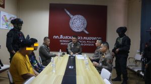 รวบแล้ว 2 ผู้ต้องหา เครือข่ายสหายโพนพิสัย มือยิงตำรวจหนองคาย ขณะล่อซื้อยาบ้า ก่อนแยกย้ายหนีซุกทุ่งครุ-คลองสามวา มาทำแผนที่หนองคาย