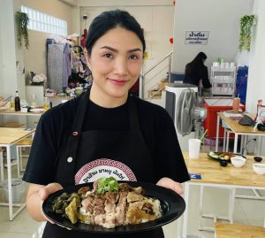 สกลนคร ข้าวมันไก่ ข้าวขาหมูราคาหลักสิบรสชาดความอร่อยราคาหลักร้อย