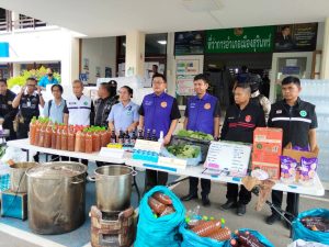 สุรินทร์-ปฏิบัติการบุกจับน้ำกระท่อม 2 แห่งรวบวัยรุ่น4 รายทำกันอย่างโจ่งครึ้ม เข้าค้นหอพักพบกำลังต้มและบรรจุใส่ขวดเกือบพันขวด ของกลางจำนวนมาก