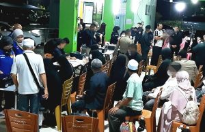 “มุสลิมแสวงบุญแดนใต้” 150 ชีวิต หลังโดน “ทัวร์ผี” ลอยแพกลางสนามบินสุวรรณภูมิ เคว้งคว้าง -ไร้ตั๋วบินไปอุมเราะห์ที่ซาอุฯ – สูญเงินรายละ 25,000 รวม 4 ล้านบาท นั่งรถบัสปรับอากาศ ถึงภูมิลำเนาอย่างปลอดภัย