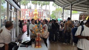 ปทุมธานี สาวดวงเฮงขนข้าวสาร 50 ถุงแก้บนท้าวเวสฯหลังถูกรางวัลรับหลักล้าน ขนกุหลาบ 100 ดอกแก้บนท้าวเวสฯขอพร 2 วันดลได้งานสมใจ