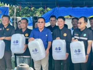 นายอนุชา สะสมทรัพย์ สมาชิกสภาผู้แทนราษฎรจังหวัดนครปฐม เขต 5 อดีตรัฐมนตรีช่วยว่าการกระทรวงสาธารณสุข ให้เกียรติเป็นประธานในพิธีเปิดการถ่ายทอดองค์ความรู้และพิธีส่งมอบโครงการจัดหาแหล่งน้ำบาดาลระยะไกลเพื่อแก้ไขปัญหาในพื้นที่ขาดแคลนน้ำหรือน้ำเค็ม รูปแบบ 1