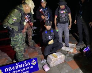 #กองกำลังสุรศักดิ์มนตรี โดย ร้อย.ฉก.ทพ.2110 ฉก.ทพ.21 ร่วมกับสถานีเรือสังคม และหน่วยงานมั่นคงในพื้นที่ ยึดยาบ้า 100,000 เม็ด แฮปปีวอเตอร์  19 ซอง หัวพอร์ตเค 6 แท่ง