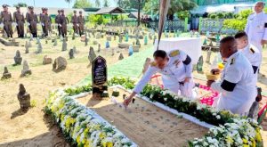 โปรดเกล้าฯพระราชทานดินวางบนหลุมศพ “จ.ส.ต.ฮัมราน ฮะ” พลีชีพจากเหตุคนร้ายซุ่มยิง บริเวณสวนปาล์ม ต.ไพรวัน อ.ตากใบ