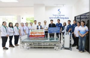 สกลนคร โรงพยาบาลจัดทอดผ้าป่าจีดซื้อเครื่องมือแพทย์ตึกร่มเย็น