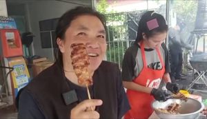 สกลนคร หมูปิ้งไม้ใหญ่ 10 บาทข้าวเหนียว 5 บาทอาหารเช้าขายดีช่วงเวลาเร่งด่วน