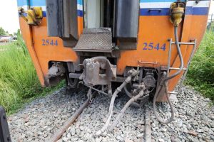 การรถไฟฯ ร่วมมือจังหวัดอุตรดิตถ์และหน่วยงานท้องถิ่นเร่งช่วยเหลือผู้โดยสารขบวนที่ 8 เหตุเพลาล้อชำรุด ยันไม่มีผู้บาดเจ็บ พร้อมจัดรถบัสส่งถึงปลายทางเรียบร้อย