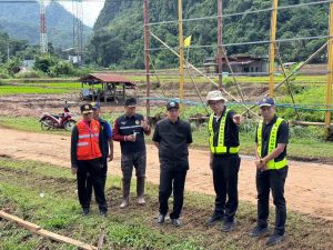 แม่ฮ่องสอน – ผู้ว่าราชการจังหวัดแม่ฮ่องสอน ลงพื้นที่อำนวยการ และตรวจสอบความเสียหายเหตุอุทกภัยพื้นที่ตำบลห้วยผา ที่สะพานห้วยแม่สุยะ2 บ้านแม่สุยะ พร้อมทั้งสั่งการให้ทุกพื้นที่ในแต่ละอำเภอ เตรียมความพร้อมในการเฝ้าระวังและติดตามเหตุอุทกภัยของแต่ละพื้นที่ ตลอด 24 ชั่วโมง