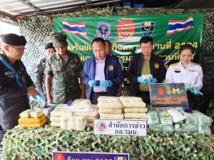 กกล.สุรศักดิ์มนตรี โดย ร้อย.ฉก.ทพ.2104 บูรณาการหน่วยงานความมั่นคง จับ2 หนุ่มอุดรธานี รับจ้างขนยาบ้า 204,000 เม็ดและคีตามีน 20 กก.ตรวจยึดยาบ้าได้อีก 15,000 เม็ดที่ริมโขง