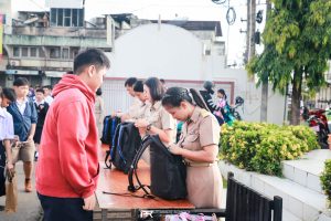 โรงเรียนอุตรดิตถ์ ร่วมเจ้าหน้าที่ตำรวจสภ.เมืองอุตรดิตถ์ ยกระดับมาตรการความปลอดภัยสถานศึกษา คุมเข้มคัดกรองเข้า-ออก ป้องกันอาวุธและเหตุรุนแรง