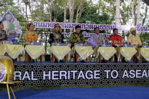 “จังหวัดนราธิวาส” แถลงข่าวจัดงานยิ่งใหญ่ “มหกรรมมรดกวัฒนธรรมไทยสู่อาเซียน” ยกระดับการท่องเที่ยวเชิงสร้างสรรค์ เชื่อมโยงอัตลักษณ์ ศิลปวัฒนธรรม ประวัติศาสตร์และวิถีชุมชน 19 – 23 ส.ค.69 ตระการตากับศิลปะ Unseen Thai-Thai ชายแดนใต้ คาดเงินสะพัดไม่ต่ำกว่า 10 ล้านบาท อย่าพลาด.! 5 วัน 5F ครบเครื่อง