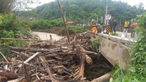 แม่ฮ่องสอน สะพานห้วยโป่งเริ่มผ่านได้บ้างแล้วหลังระดมเครื่องจักรเข้าแก้ไขปัญหา