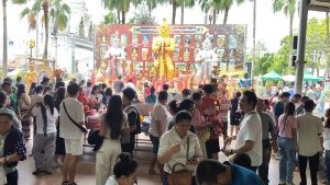 ปทุมธานี นศ.ป้ายแดงแก้บนท้าวเวสสุวรรณหลังคว้างานในฝันได้ที่ 1 จาก 3,000 คน ไอ้ไข่ให้โชคสาวครั้งแรกที่ขอพรก็ปัง