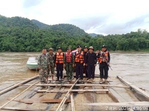 แม่ฮ่องสอน ชุดรักษาความปลอดภัยหมู่บ้าน ร่วมกับทหารและหน่วยป่าไม้ ตรวจยึดแพไม้สักปริศนากลางลำน้ำสาละวิน 18 ท่อน