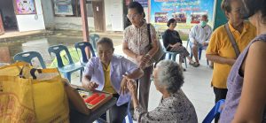 สกลนคร ชาวบ้านแห่ใช้บริการแว่นตาดีราคาถูกจากอว่นเอื้ออาทร