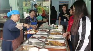 สกลนคร ร้านข้าวแกงซาวบาท เปิดขายตั้งแต่ตี 5 ถึงเที่ยงวัน จำหน่ายข้าวราดแกงเพียง 20 บาท
