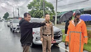 “ น้ำท่วมถนน 3297 ตำรวจดอนตูมลงพื้นที่ เร่งเปิดทางระบายน้ำ!”