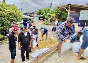 สส.อนุชา สะสมทรัพย์สมาชิกสภาผู้แทนราษฎรจังหวัดนครปฐม เขต 5พร้อมผู้นำชุมชนร่วมกันเตรียมความพร้อมและป้องกันผลกระทบที่อาจเกิดขึ้นกับบ้านเรือนและชุมชน