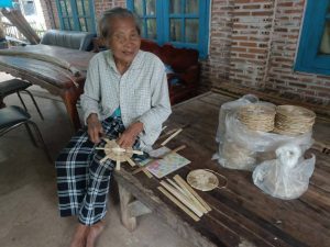 สกลนคร สู้ชีวิต! คุณยายวัย 88 ปี สาน “กะเตี่ยว” นึ่งข้าวขาย สืบสานงานฝีมือกว่า 20 ปี ขายเพียงอันละ 5 บาท