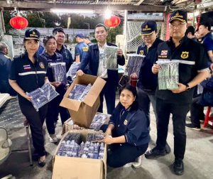 “ศุลกากรช่องจอม” ผนึกกำลัง “สรรพสามิต“ ทลายรังของเถื่อนกลางโคราช อึ้งใช้คุณยายขายไก่ทอดบังหน้า ผงะซุกเพียบทั้ง ”พลุดอกไม้ไฟ บุหรี่ไฟฟ้า เหล้าบุหรี่เถื่อน“ หวั่นเพลิงไหม้ซ้ำรอยคลองถมเซ็นเตอร์