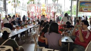 ปทุมธานี สาวสอบติดอันดับ 1 วิชาการฯ ขนน้ำ 600 ขวดข้าวสาร 20 กก. แก้บนท้าวเวสฯ สาวเจ้าของร้านอิฐมอญหอบกุหลาบ 300 ดอก แก้บนหลังธุรกิจปังไม่หยุด!ทุกเดือน