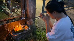 สกลนคร ชาวอีสานสืบสาน “บุญข้าวประดับดิน” ฮีตเดือน 9 รำลึกถึงบรรพบุรุษ อุทิศส่วนกุศลแก่ผู้ล่วงลับ