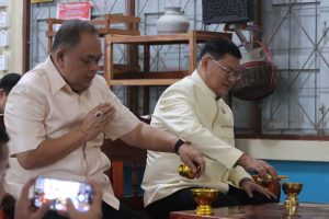 จ.อุดรธานี ฟื้นฟูประเพณีปฏิบัติธรรมวันธรรมสวนะ ครอบครัวหิ้วตะกร้า ศรัทธาอิ่มบุญ อุดหนุนชุมชน ณ วัดสามพร้าว