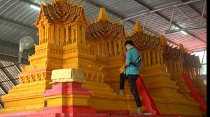 สกลนคร วัดสะพานศรีจัดสร้างปราสาทผึ้งเ ให้ทันขบวนแห่โชว์ความงดงามตระตา