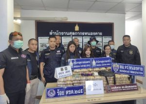 ศุลกากรหนองคาย ร่วมกับหน่วยงานความมั่นคง รวบ ชาวอุดรธานี ได้พร้องของกลางยาบ้า 6 แสนเม็ด ซุกมาในรถบรรทุกพ่วง สารภาพได้ค่าจ้าง 2 หมื่นบาท