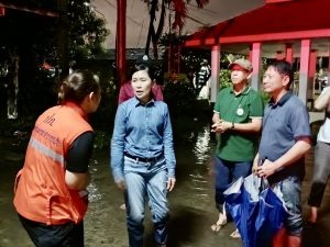 ผู้ว่าราชการจังหวัดนครปฐม พร้อมด้วยนายอำเภอนครชัยศรี ลงพื้นที่ติดตามสถานการณ์น้ำ ณ ตลาดท่านา และบริเวณ ปตร.บางแก้ว เนื่องจากฝนตกหนักต่อเนื่องในพื้นที่