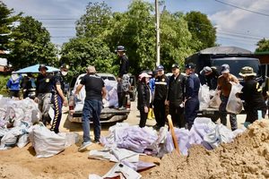 เทศบาลตำบลสามง่าม พร้อมด้วยกำลังพลจิตอาสาฯ ช่วยเหลือประชาชนผู้ประสบอุทกภัยน้ำท่วมในเขต อำเภอดอนตูม