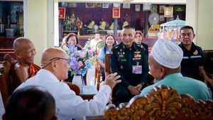 ผู้บังคับหน่วยเฉพาะกิจนราธิวาส น้อมนำยุทธศาสตร์พระราชทาน “เข้าใจ เข้าถึง พัฒนา” เข้ากราบนมัสการ ที่ปรึกษาเจ้าคณะภาค 18 / เจ้าอาวาสวัดประชุมชลธารา อ.สุไหงปาดี พระนักปฏิบัติที่เป็นศูนย์รวมจิตใจชาวไทยพุทธและไทยมุสลิม