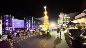 แม่ฮ่องสอน ชาวแม่ฮ่องสอนจัดขบวนแห่จองพาราในเทศกาลปอยเหลินสิบเอ็ดหรือออกพรรษาชายไทยใหญ่ท่ามกลางนักท่องเที่ยวแห่เฝ้ารอชมเนืองแน่น