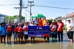 ปทุมธานี วัดพระธรรมกายส่งถุงยังชีพ 315 ชุด ช่วยน้ำท่วมสระบุรี พระสงฆ์ลงพื้นที่ส่งต่อถึงมือชาวบ้าน