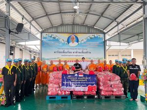 ปทุมธานี วัดพระธรรมกายร่วม กอ.รมน.ปทุมธานี ลุยน้ำแจกถุงยังชีพ 300 ชุด ช่วยชาวชุมชนจามร คูคต