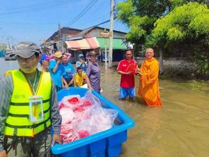 ปทุมธานี วัดพระธรรมกายส่งถุงยังชีพช่วยน้ำท่วมสระแก้ว กระจายถึง 3 อำเภอผ่านคณะสงฆ์ในพื้นที่ประสบภัย